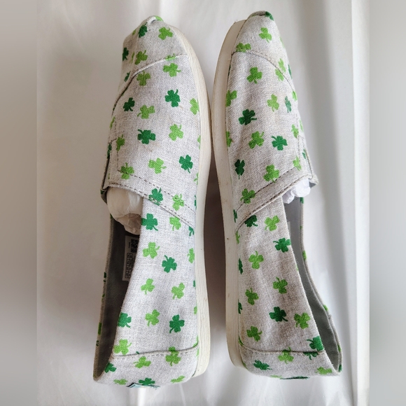 TOMS Shamrock Clover Slip On Shoes - Picture 5 of 7